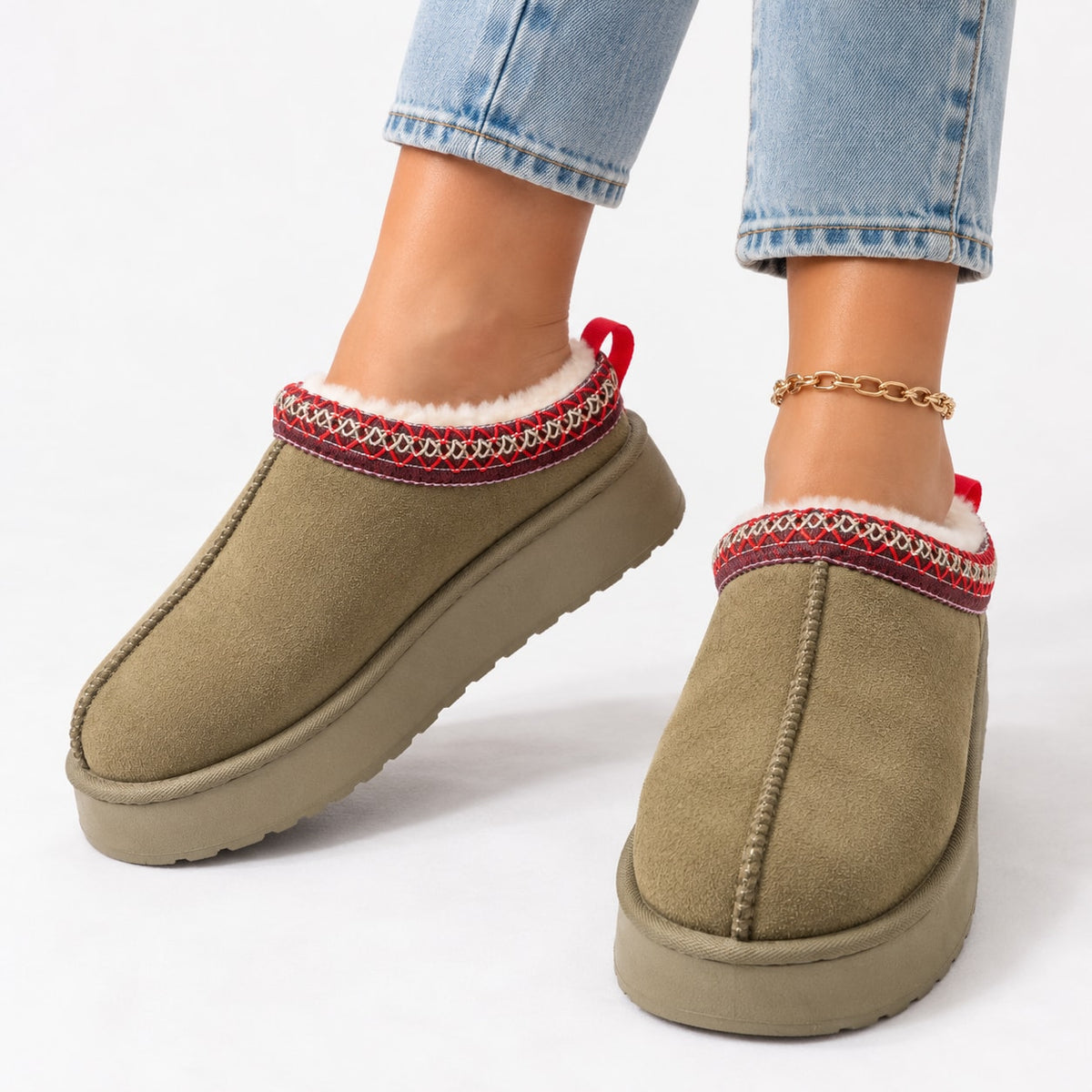 Zielone buty zimowe damskie wsuwane na platformie z ciepłą podszewką, stylizacja z jeansami