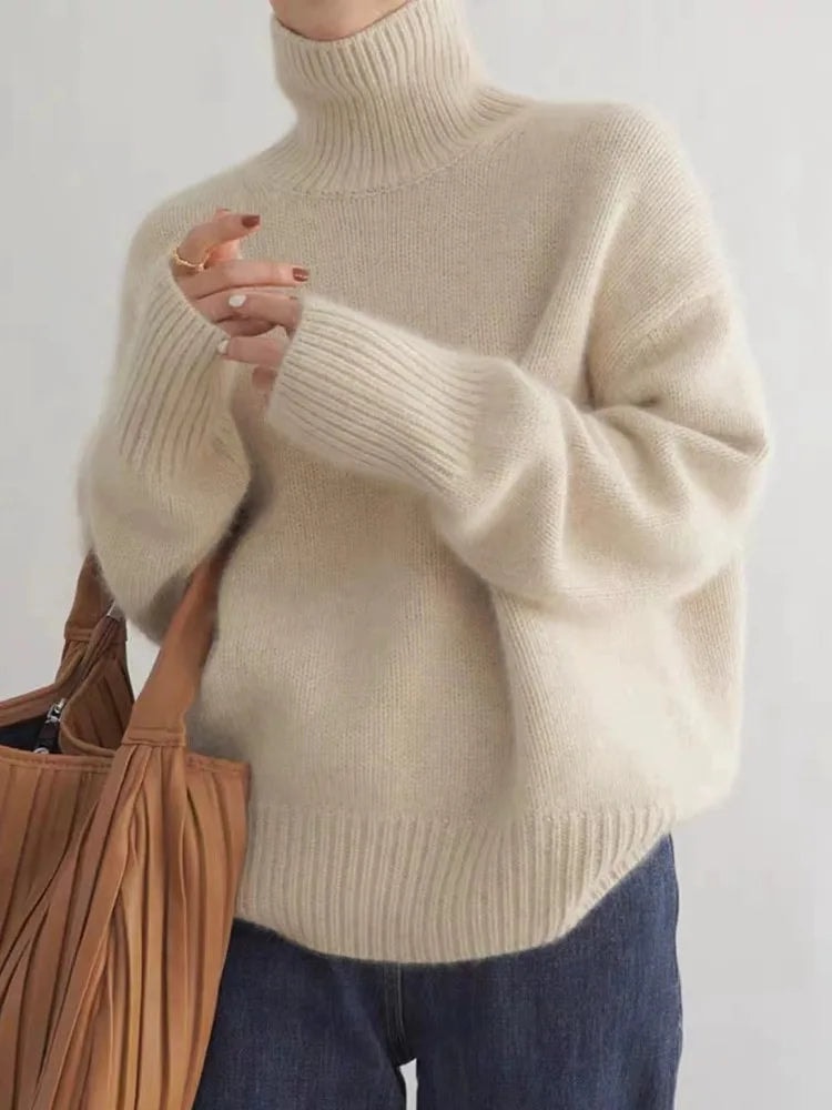 Beżowy damski sweter oversize z golfem i prążkowanymi mankietami