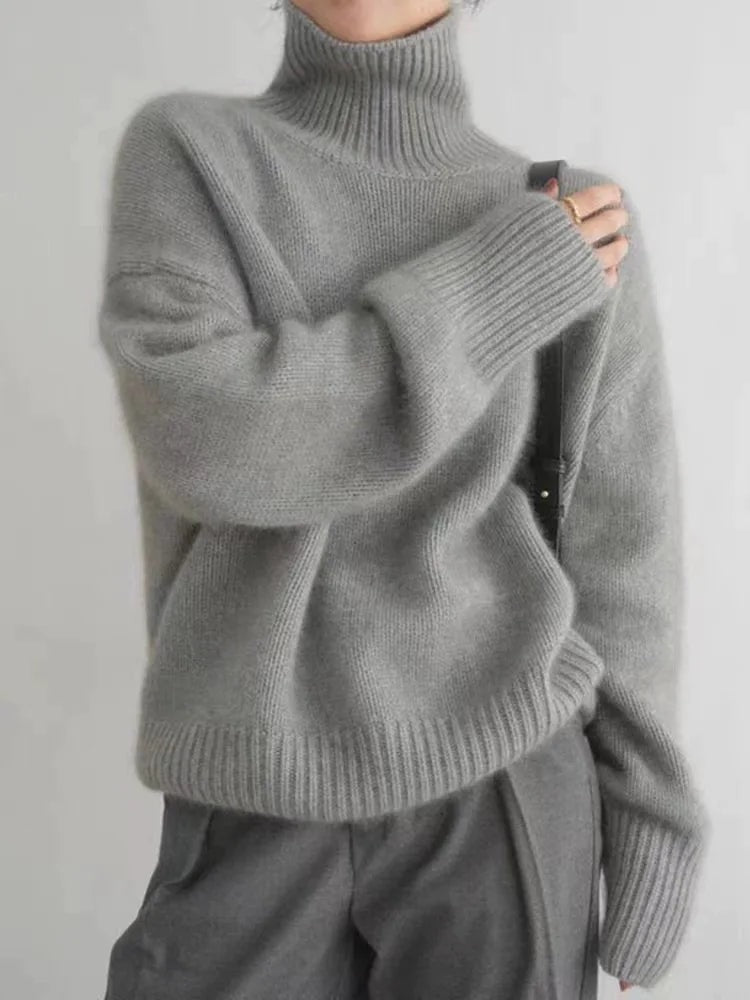 Szary damski sweter oversize z golfem i długim rękawem