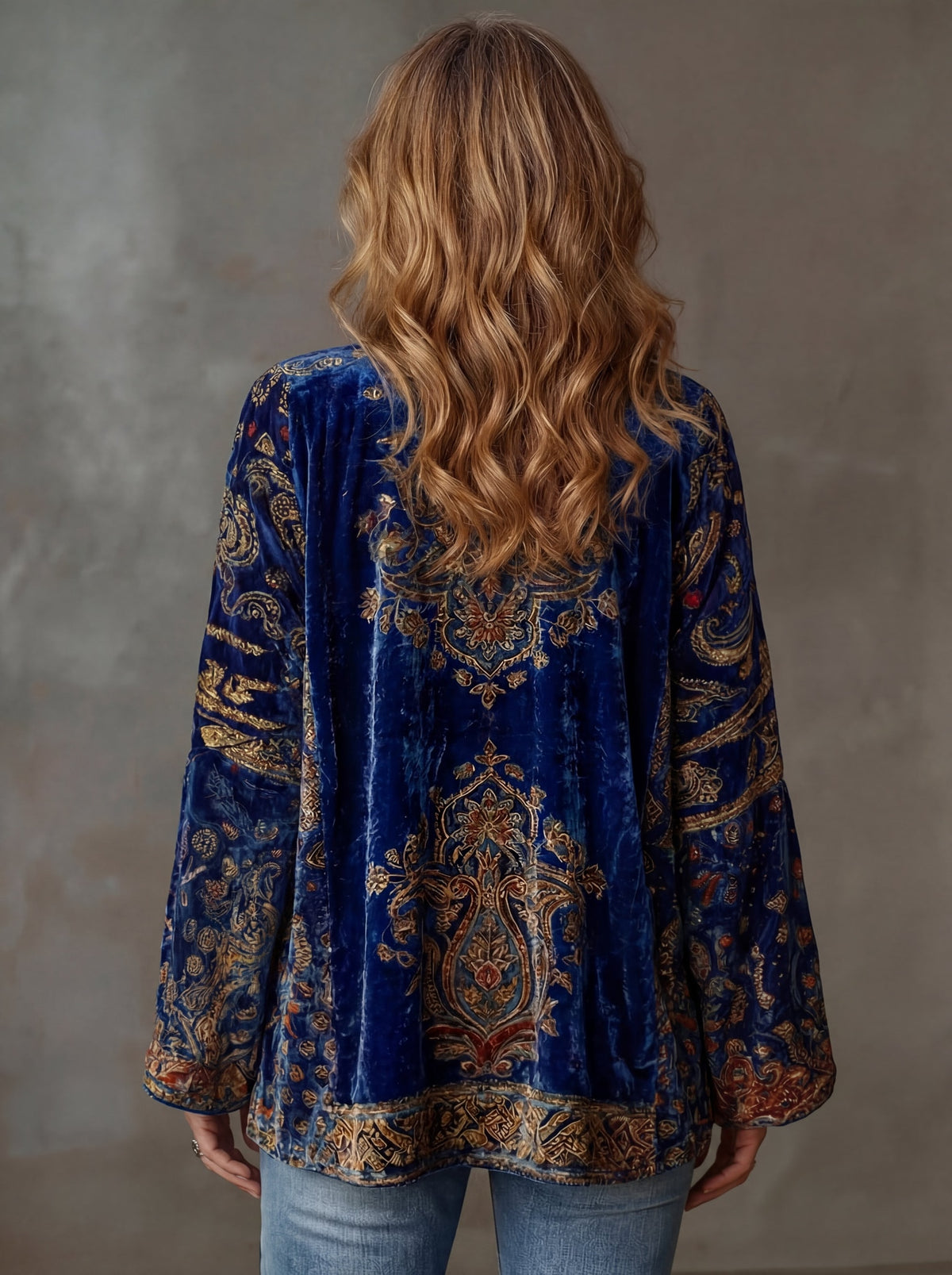 Granatowe kimono damskie boho ze złotym orientalnym wzorem, widok z tyłu