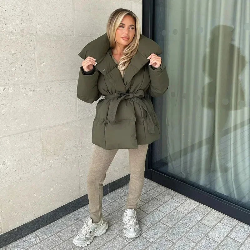 Oliwkowa krótka kurtka zimowa damska z paskiem w talii
