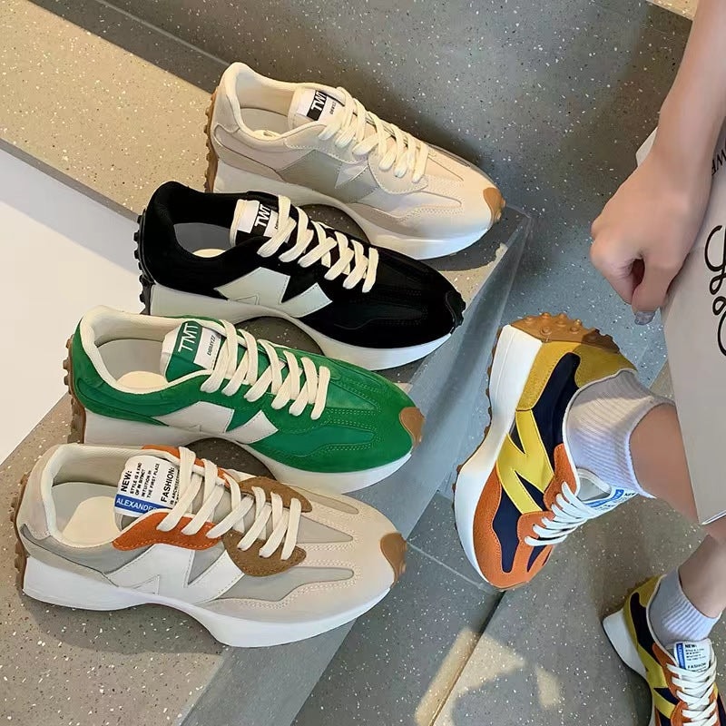 Damskie sneakersy sportowe w kilku kolorach ułożone na schodach