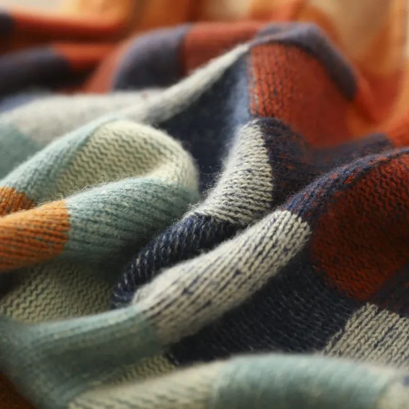 Zbliżenie na miękką dzianinę swetra merino w kolorową kratę