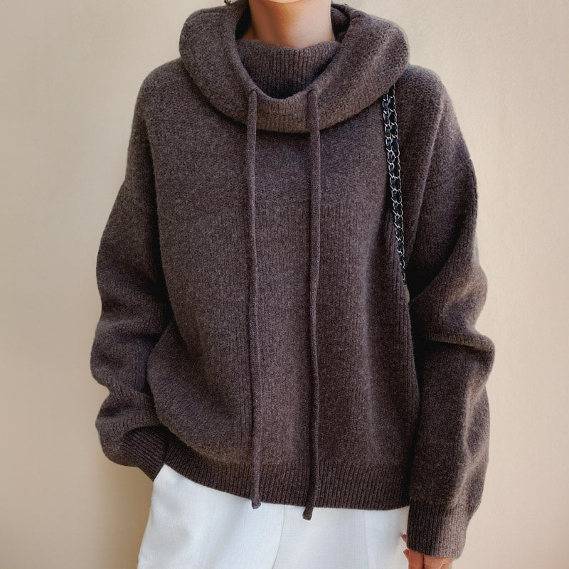 Brązowy sweter damski oversize z kapturem i wysokim dekoltem