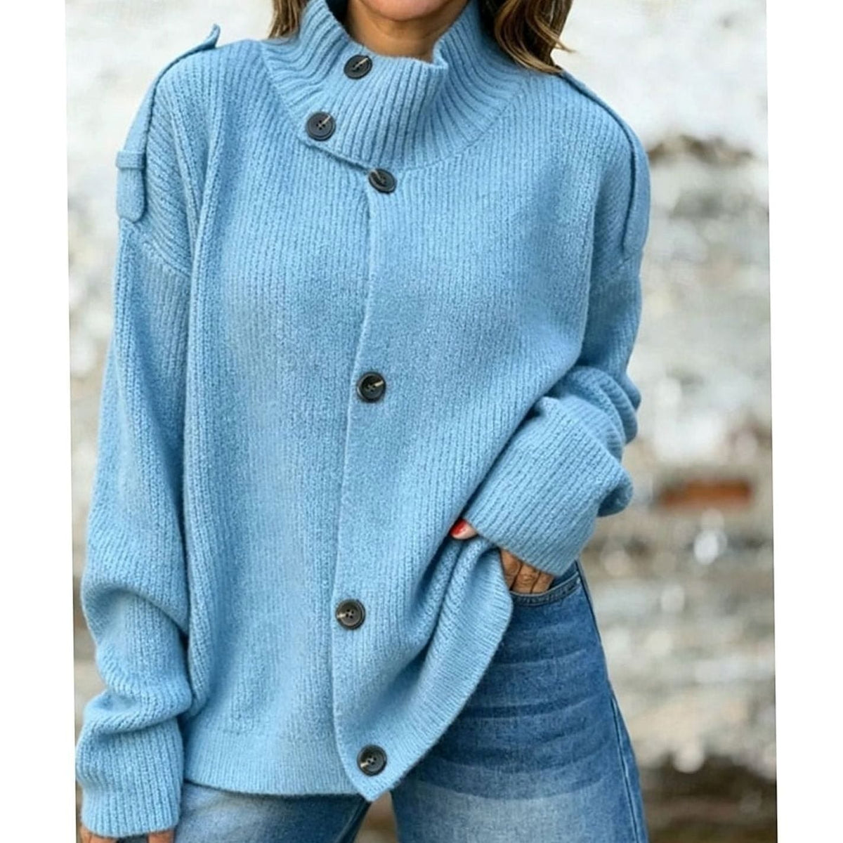 Niebieski sweter damski oversize ze stójką i guzikami