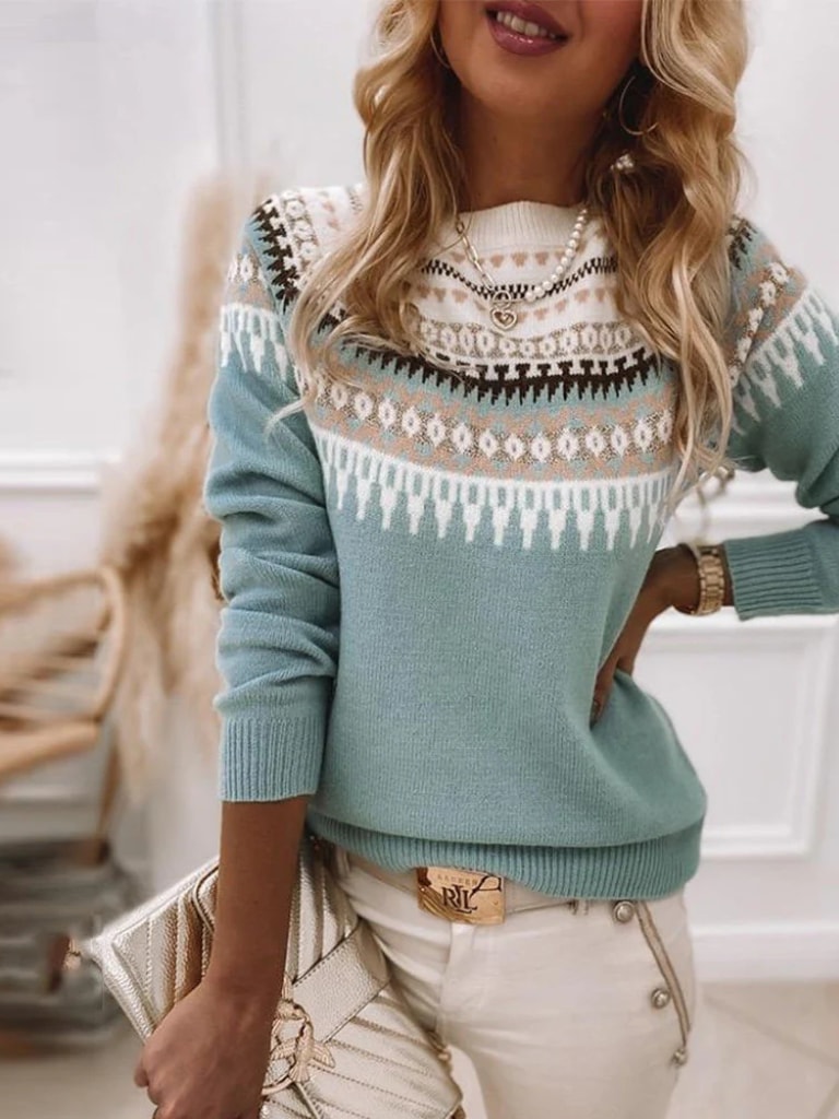 Sweter damski z dzianiny w stylizacji z jasnymi spodniami