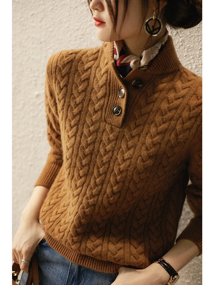 Sweter damski z warkoczami i guzikami przy stójce