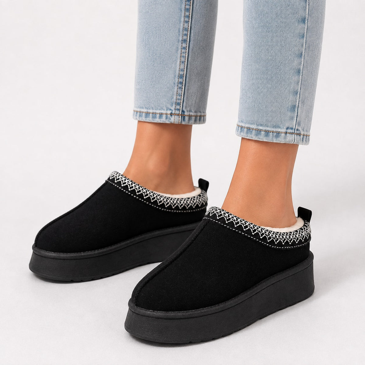 Czarne buty zimowe damskie wsuwane na platformie z ozdobnym haftem przy cholewce