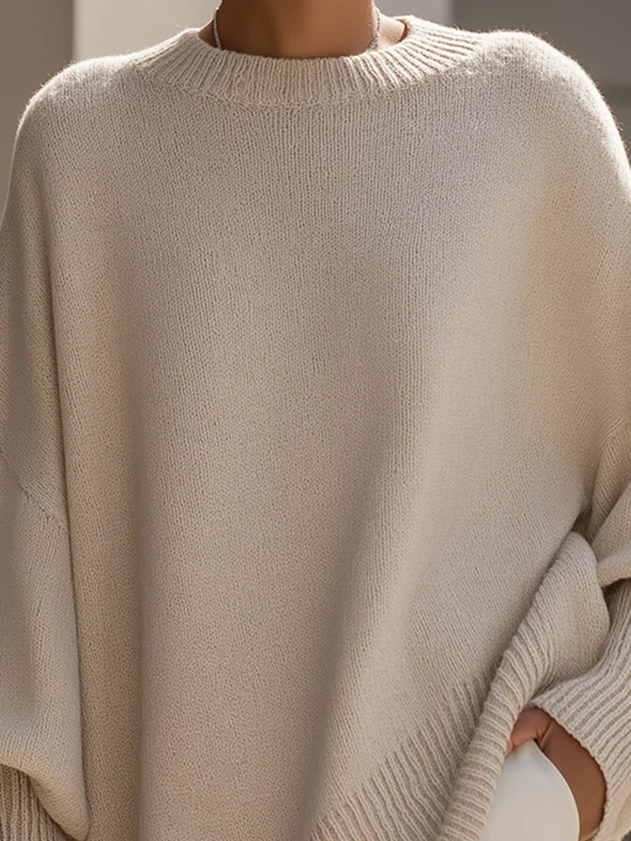 Beżowy sweter oversize z okrągłym dekoltem w zbliżeniu