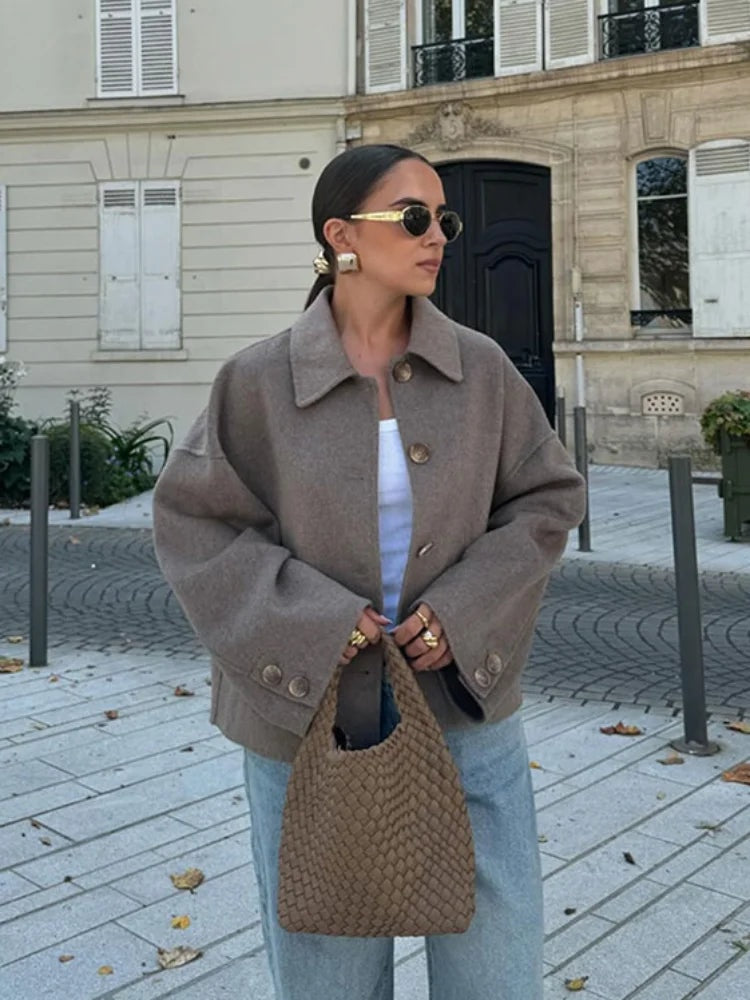 Krótka kurtka damska oversize z kołnierzem i guzikami w stylizacji z jeansami