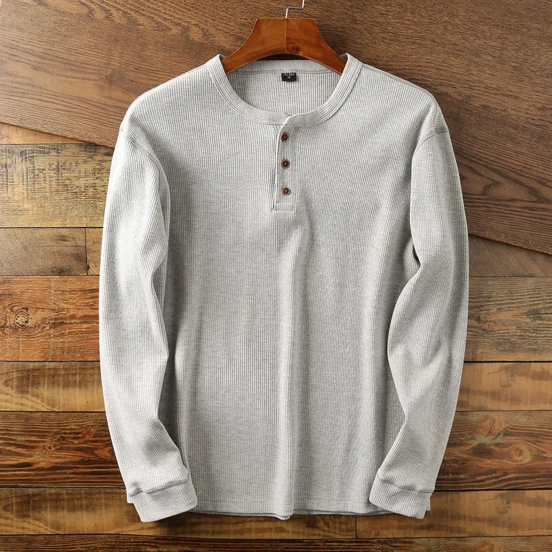 Jasnoszary longsleeve męski henley prążkowany na wieszaku
