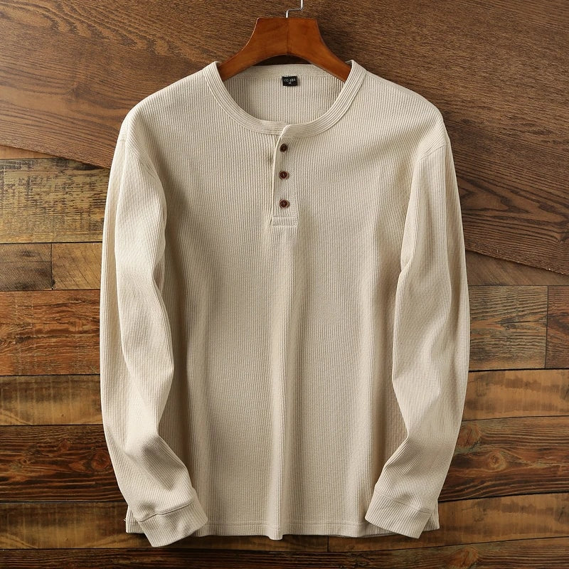 Beżowy prążkowany longsleeve męski z guzikami przy dekolcie