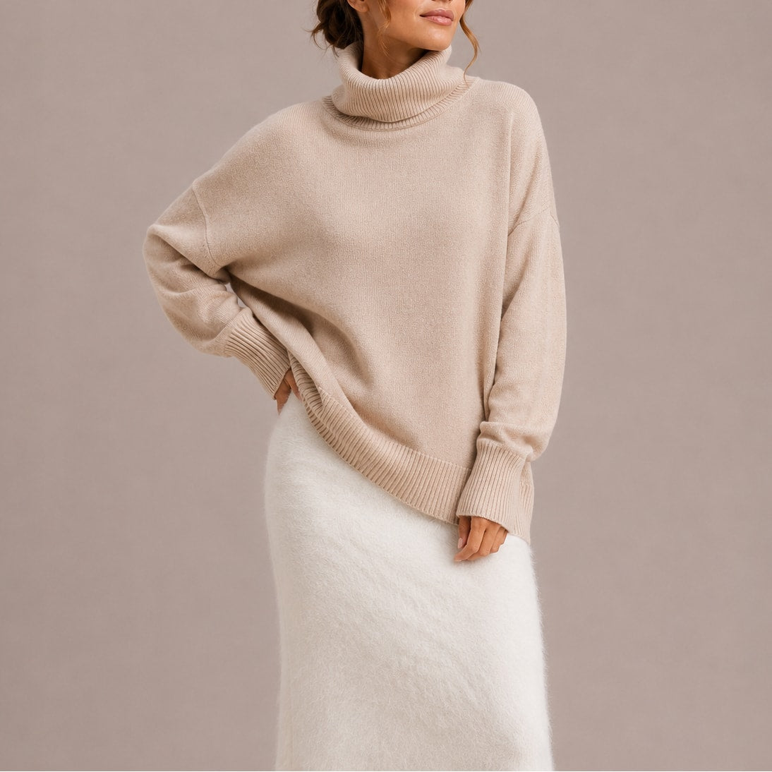 Beżowy sweter damski oversize z golfem
