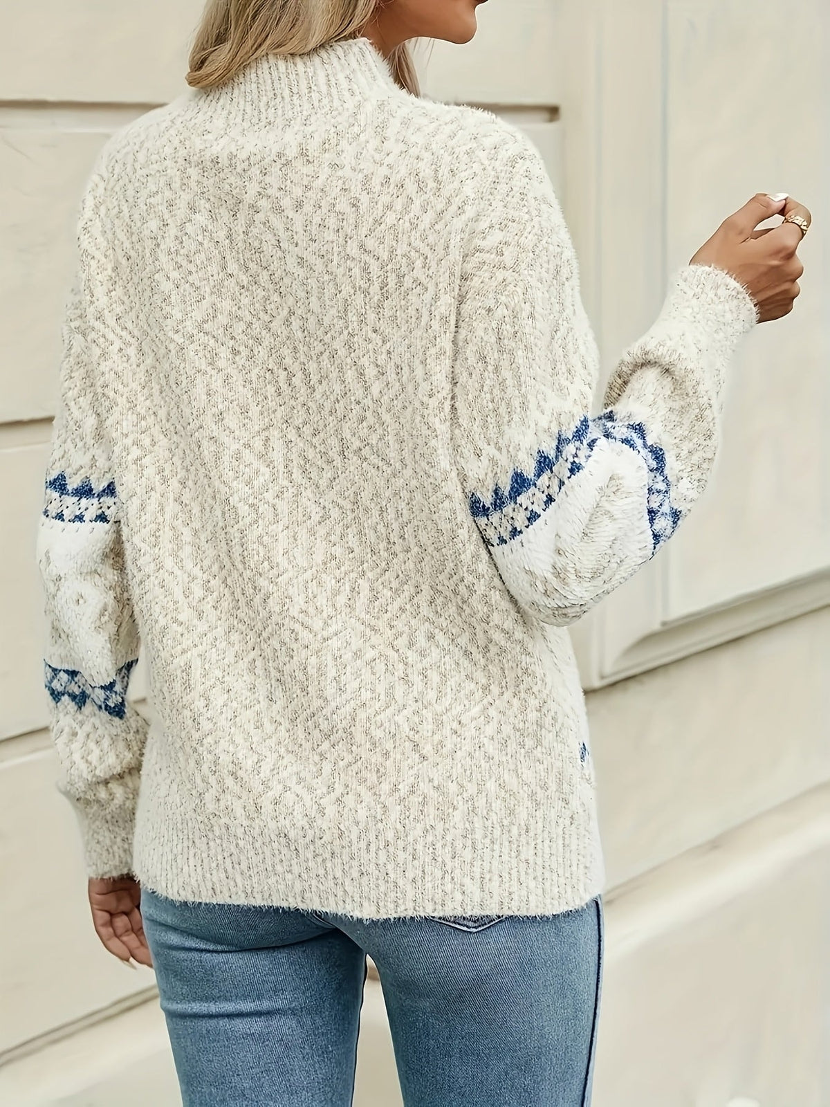 Sweter damski puszysty ze stójką i wzorem norweskim