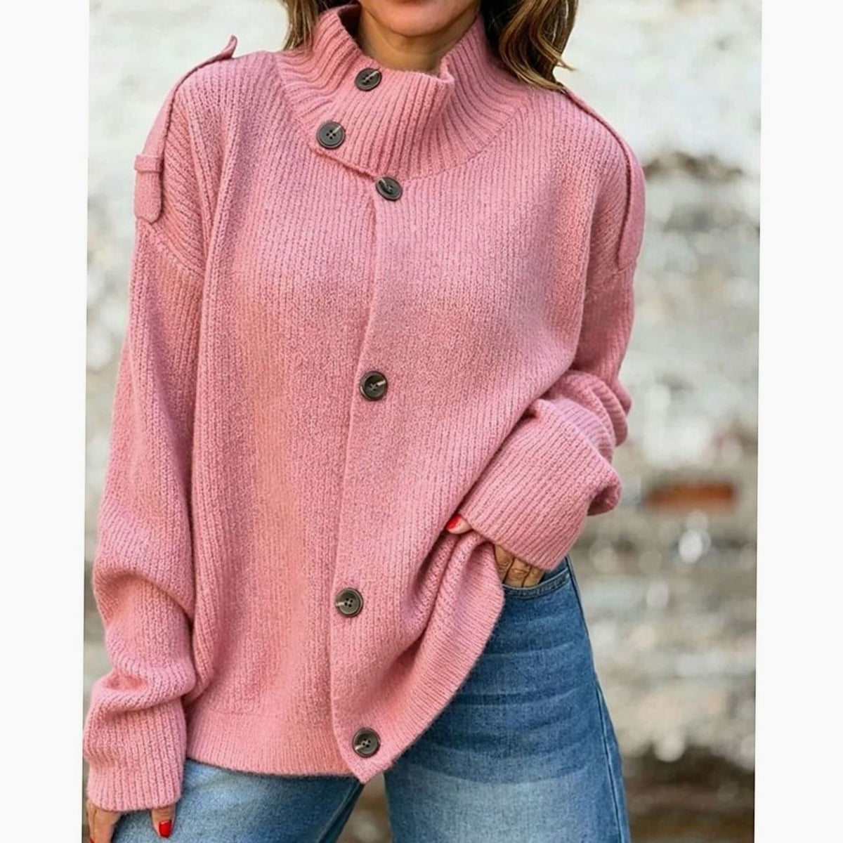 Różowy sweter damski rozpinany ze stójką i asymetrycznymi guzikami