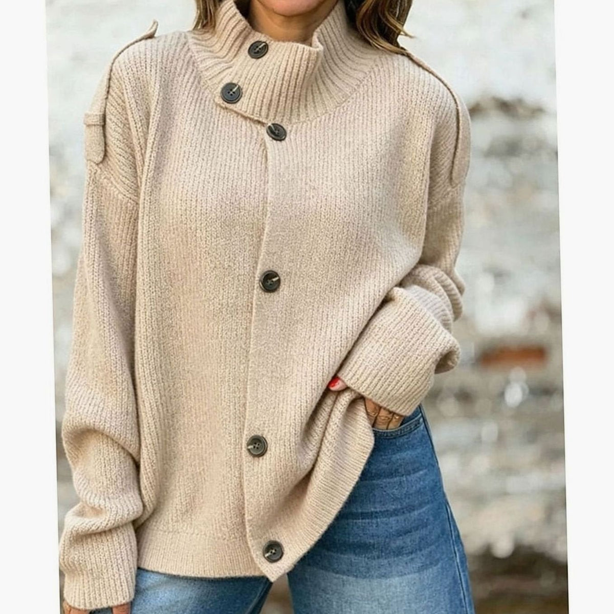 Morelowy sweter damski rozpinany ze stójką stylizowany z jeansami