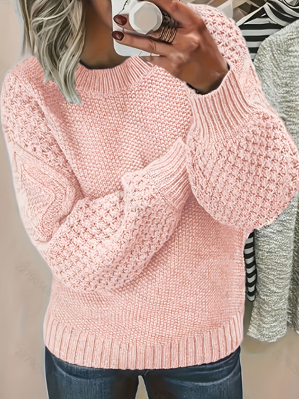 Sweter damski z bufiastymi rękawami w kolorze różowym zestawiony z jeansami