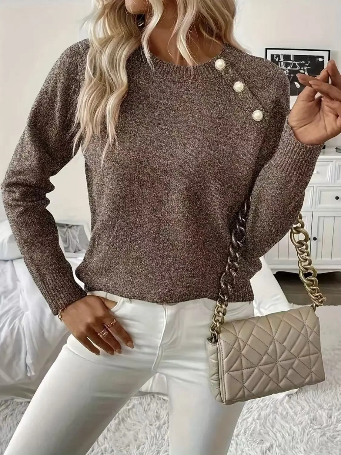 Brązowy sweter damski z perłowymi guzikami przy ramieniu